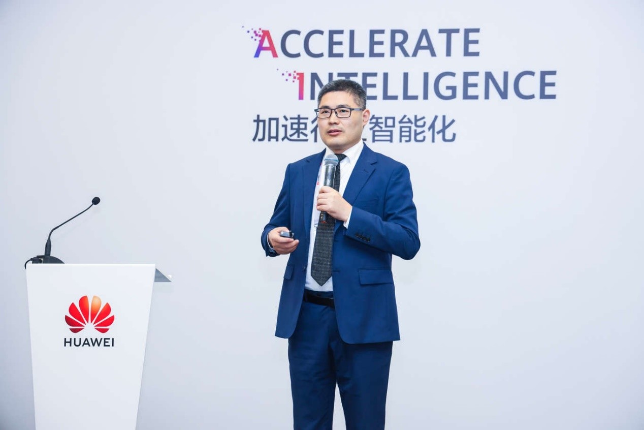 Kevin Yang, Vice President of Huawei's Campus Network Domain, unveiling the upgraded High-Quality 10 Gbps CloudCampus Solution